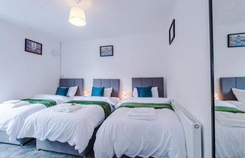 Spacious 5 bedroom house near Leeds City Centre sleeps 12 suits contractors with free parking - Foto 51