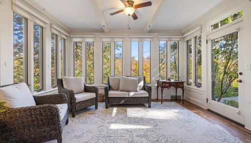 Stylish Mountain Retreat with Sunroom and Pergola - Foto 4