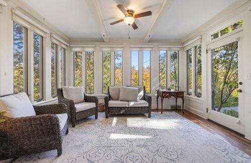 Stylish Mountain Retreat with Sunroom and Pergola - Foto 4