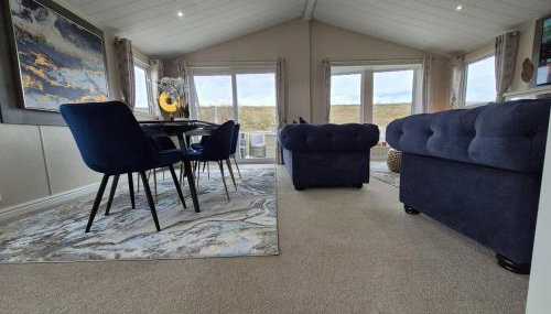 The Blue Lagoon 2 bedroom lodge with hot tub - Foto 1