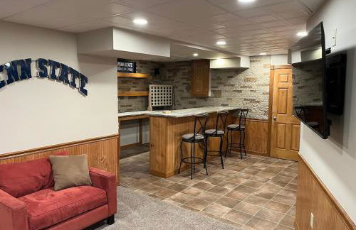 Secluded 4 bedroom with hot tub minutes from campus - Foto 36