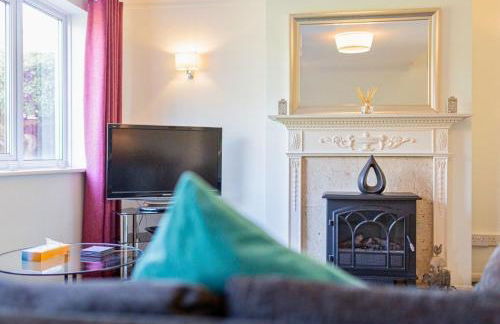 Central 2 Bed House w/ Garden and Free Parking! - Photo 96