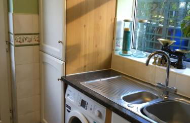 Spacious bungalow - private secure garden - sleeps up to 6 - Photo 13