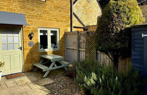 Historic Cotswold Chic Style for UK staycation - Photo 11