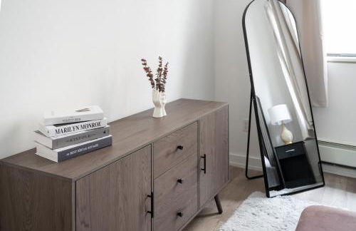 Chic 1BD with Rooftop W/D in Unit Downtown - Foto 8