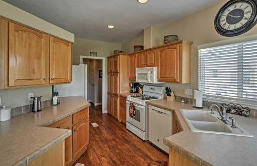 Rivers Edge Golf Condo with Beach Access and Patio! - Foto 7