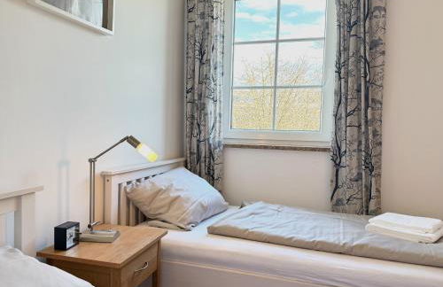 Ferienwohnung Residenz am See - exklusive Wohnung in erster Reihe mit Balkon und Seeblick - Photo 15