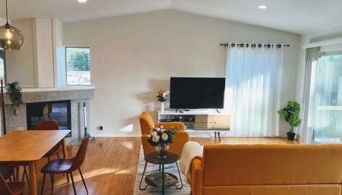 Contemporary House with Ocean View Decks - Photo 5