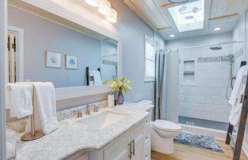 Radford Home with Wraparound Deck! - Foto 12