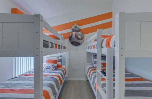 580 - Stunning Renovated Home with Large East Facing Pool Deck Overlooking Preservation Area and Games Room - Foto 16