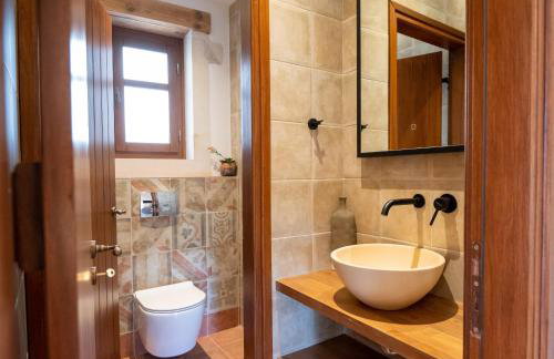 Pavlina Villa , a hidden gem with heated pool and ping pong! - Photo 18