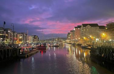 Stylish Marina Apartment with Stunning Views - Foto 13