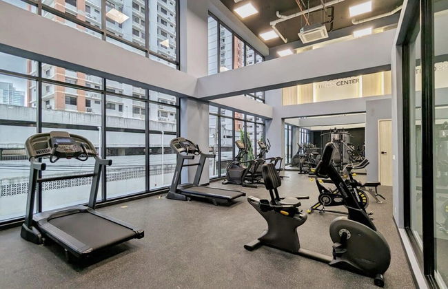 Luxurious 1BR Apartment With Stunning Balcony View - Photo 31