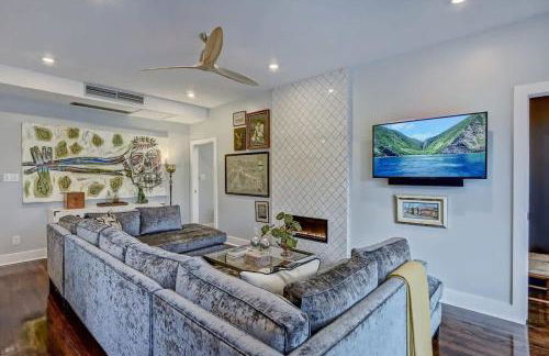 Modern 2BR Condo with Sunroom near Uptown - Foto 11