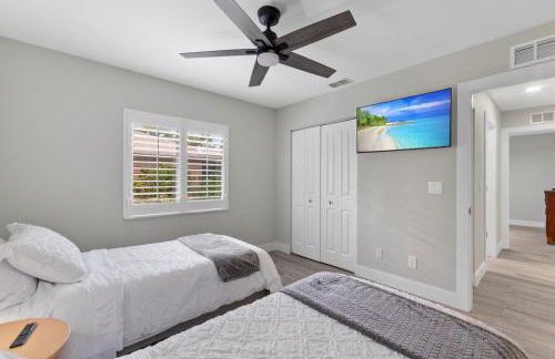 Modern Luxury Retreat in Naples - Photo 51