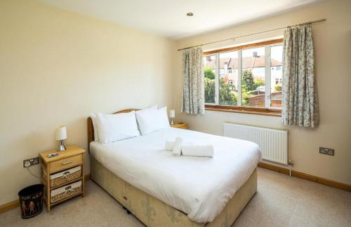 Elegant 2BD House with Garden and Decked Patio - Foto 4