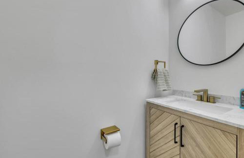 Stylish Bellevue Retreat - Photo 2