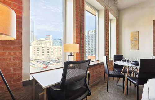 Luxury 1 Bed Downtown Views, POOL GYM Theater Room - Foto 18