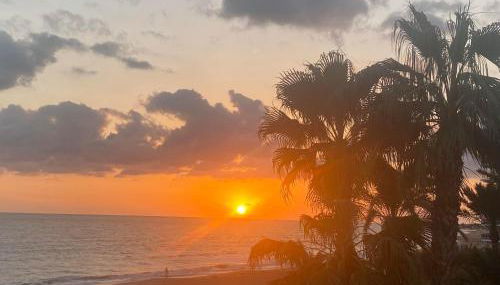 Apartamento en primera línea de playa con piscina y garaje gratuito - Foto 2