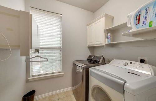 Great for Gatherings! Stylish Allen Home with Patio - Foto 33