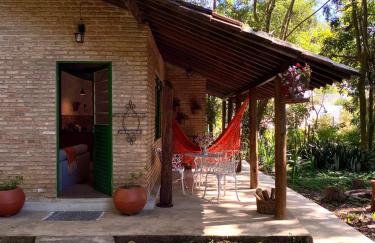 Casa charmosa em condomínio arborizado - Foto 1