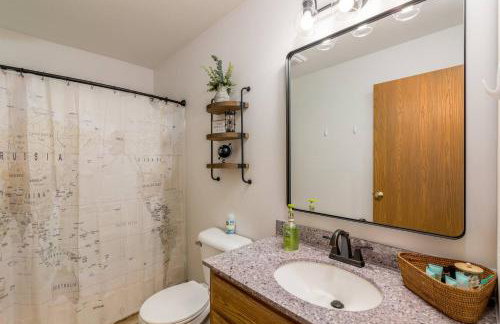 Cozy 2BR Condo w Private Patio - Vintage Charm - Foto 6