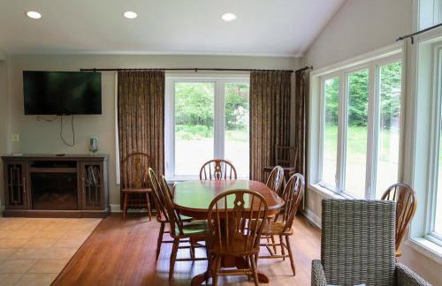 Large home with hot tub in serene wooded setting - Foto 53