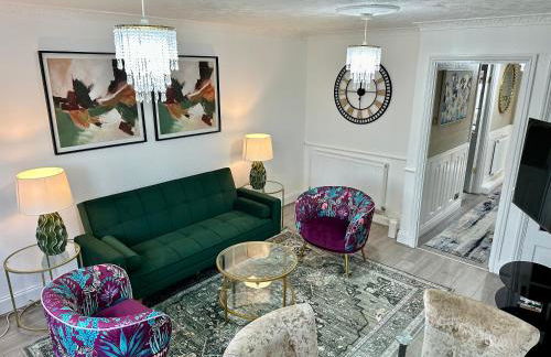 Modern 2 Bedroom House Near London City Airport, Excel, O2 & DLR with FREE Parking & Privet Entrance - Foto 1