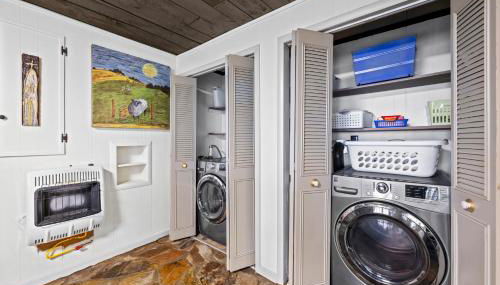 A-Frame with VIEWS - Walk to Downtown and Park - Pets OK - Foto 3