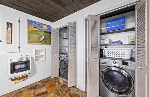 A-Frame with VIEWS - Walk to Downtown and Park - Pets OK - Foto 3