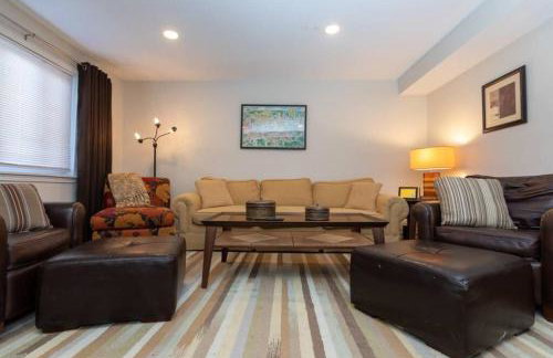 Updated & Comfy Bungalow with Parking Easy Access - Foto 12