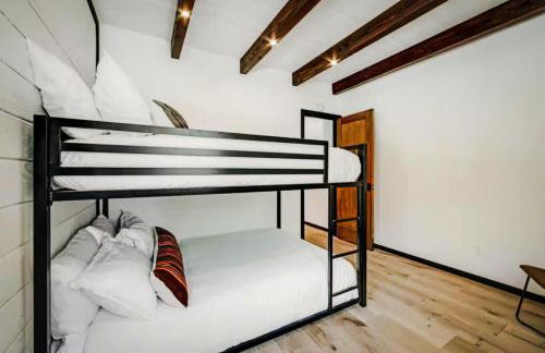 Cedar Haus Modern Family Haven w Game Room Hot Tub EV Charger Fully Fenced Yard Dogs OK - Foto 43