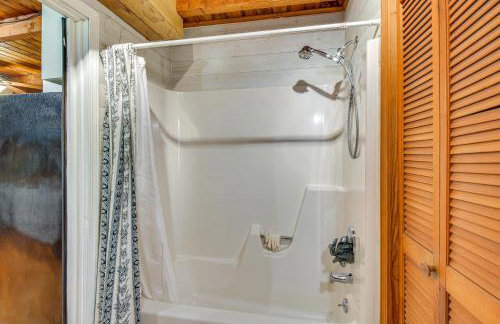 Pet-Friendly Lavonia Cabin, Walk to Lake Hartwell! - Foto 17