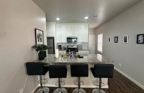 Luxury 3BR Townhome Stay - Foto 10