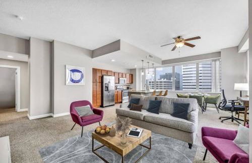 14th Floor Lux Downtown Condo w/ LAKE VIEWS & Gym - Photo 9