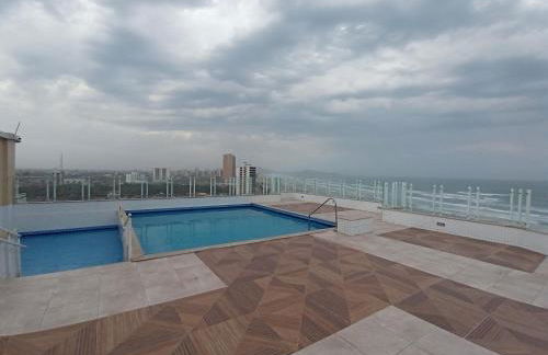 Prédio com piscina na cobertura frente ao mar,apartamento para até 6 pessoas e 3 crianças até 8 anos, churrasqueira na sacada, Wi-Fi grátis, rede de proteção, NÃO oferecemos roupas de cama e banho, 1 vaga de garagem, na Praia Grande-Vila Mirim - Foto 21