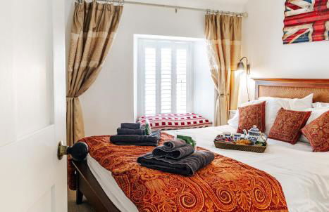 Delightful Cotswold Cottage for two, Log Burner, Garden & Dog Friendly - Photo 4