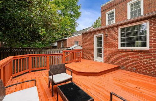 Charming Townhouse Retreat by CozySuites - Foto 34