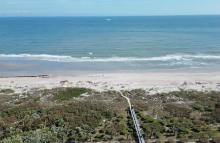 Enchanting 2-Bedroom Ground Floor Beach Condo at Cape Canaveral WiFi & AC - Foto 1