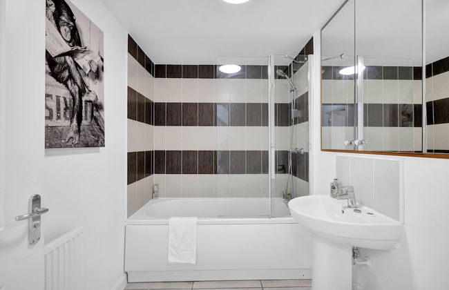 3 Bedroom and 2 Bath House with Balcony - Foto 33