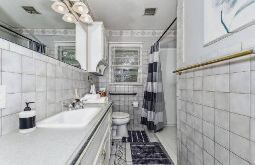 HotTub, King & PoolTable~East Wichita - Foto 14