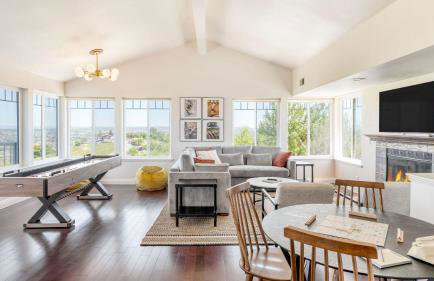 Stunning Escape • Hot Tub Panoramic View Prime Location Hilltop by AvantStay - Photo 7