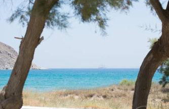 Wave Lullaby, Peaceful Beachfront Retreat in Paros - Photo 2