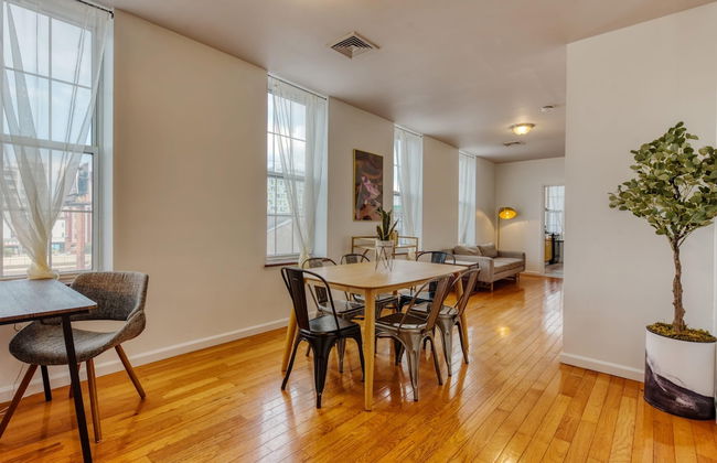 Stairway 3BR Apt w W D Ideal for Groups - Foto 1