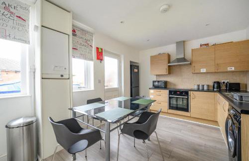 Comfortable 2-Bed Home with Free Parking - Foto 14