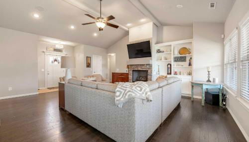 Near Hiking and Biking Convenient Home in Rogers! - Foto 5