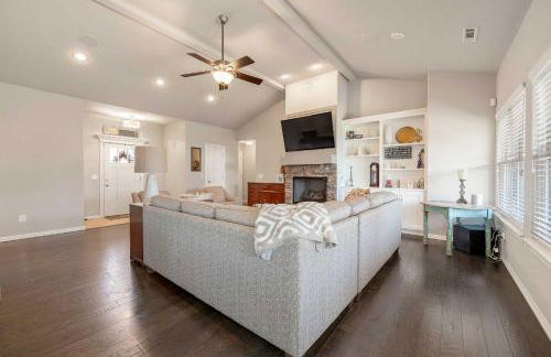 Near Hiking and Biking Convenient Home in Rogers! - Foto 5