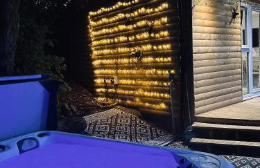 Unique Orchard Lodge for couples with hot tub - Photo 9