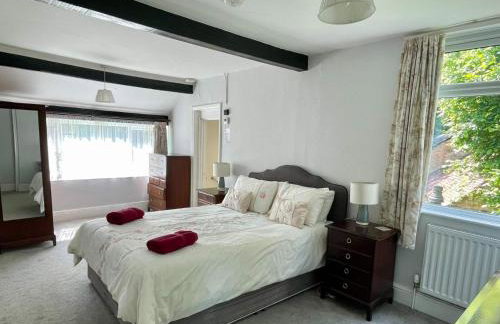 Waterside Cottage - Sleeps 11 on Grand Union Canal - Photo 10