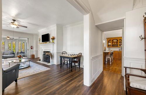 Stylish Mountain Retreat with Sunroom and Pergola - Foto 15